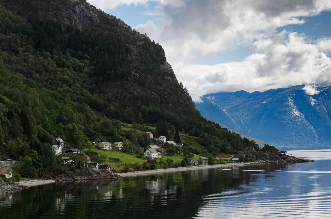 Houses-in-fjord-Norway