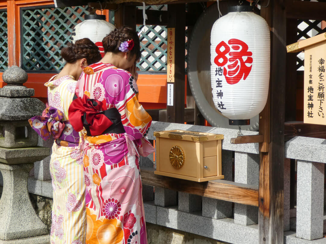 mujeres-haciendo-ofrenda-nikko-japon